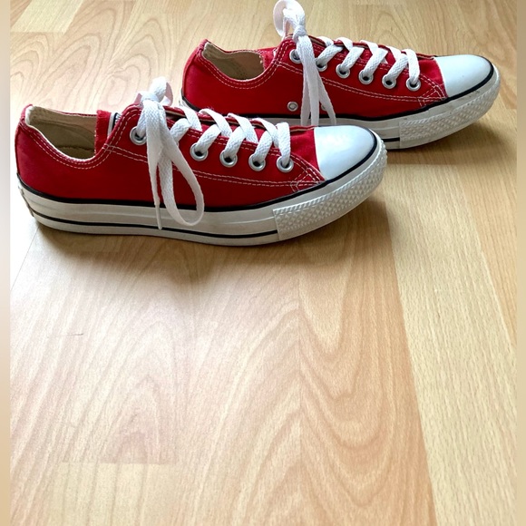 Converse: Red canvas unisex low top sneakers. M’s-7/W’s-5.  Fit like women’s 6. - Picture 3 of 9